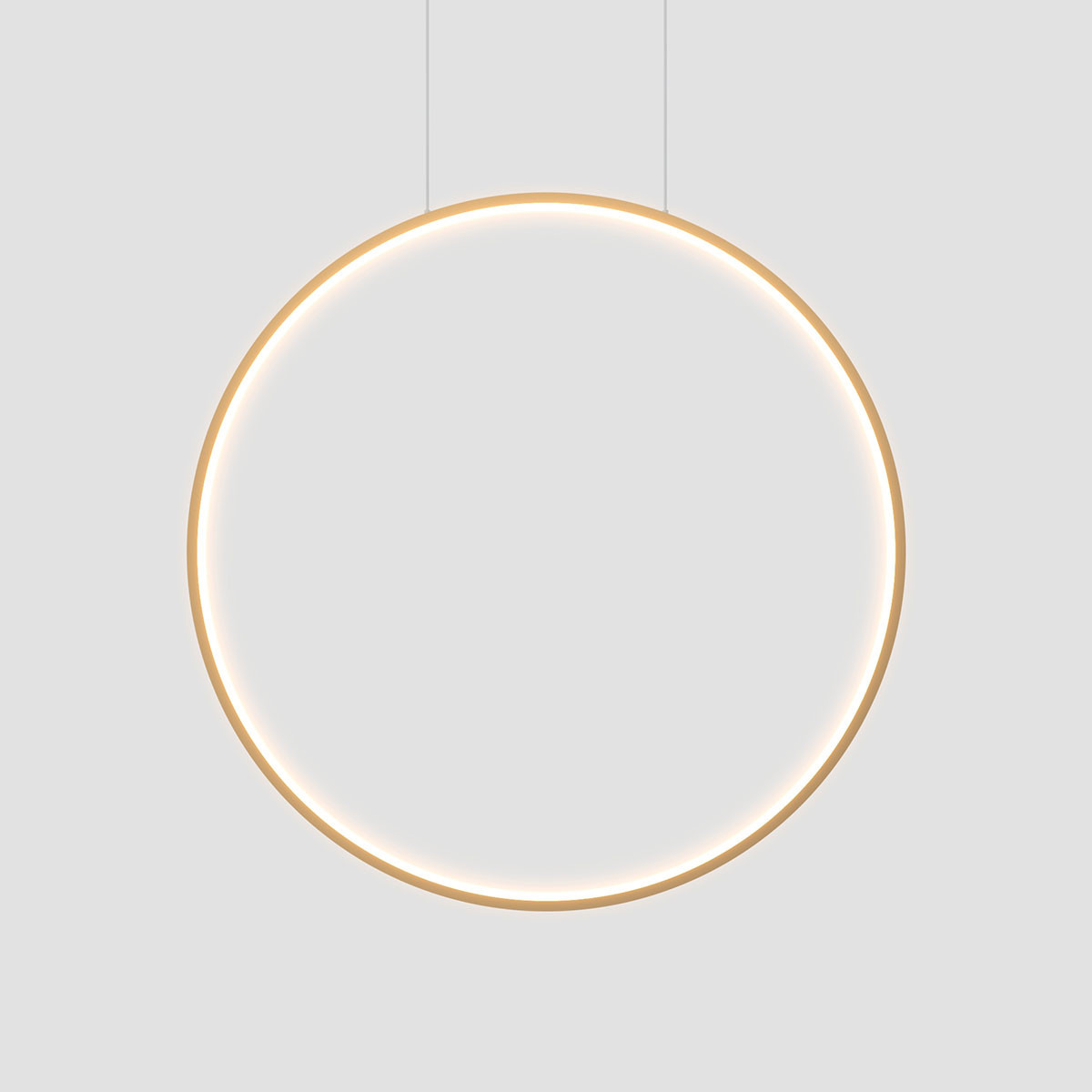 Lampa wisząca LED Mirror D60 o okrągłym kształcie, z złotą ramą i białym światłem, zawieszona na cienkich linkach. Wymiary 60 cm, o mocy 35W, klasyfikacja IP44, idealna do wnętrz.