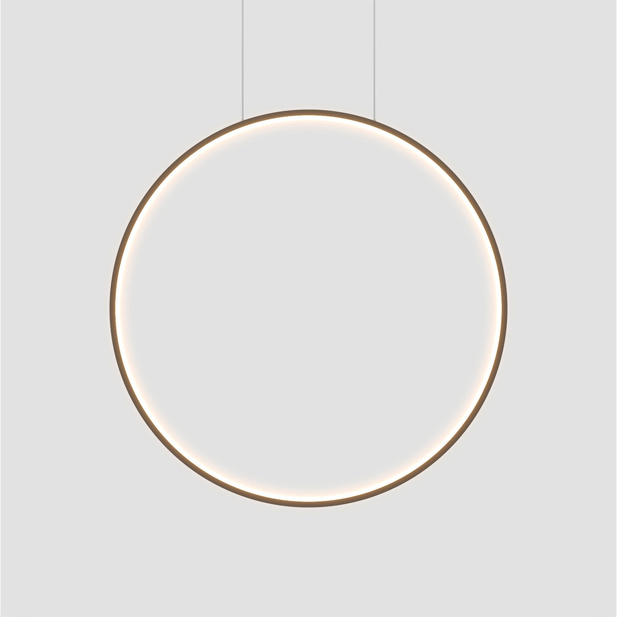 Lampa wisząca LED Mirror D60 o okrągłym kształcie, czarna, z białym podświetleniem. Wisi na dwóch cienkich linkach. Posiada moc 35W i stopień ochrony IP44, co czyni ją odpowiednią do użytku w wilgotnych pomieszczeniach.