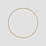 Lampa wisząca LED Mirror D60 o okrągłym kształcie, czarna, z białym podświetleniem. Wisi na dwóch cienkich linkach. Posiada moc 35W i stopień ochrony IP44, co czyni ją odpowiednią do użytku w wilgotnych pomieszczeniach.