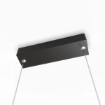 Lampa wisząca LED Mirror D90 w kolorze czarnym, z prostokątnym, matowym kloszem. Zawieszona na dwóch cienkich stalowych linkach, z widocznymi mocowaniami. Wodoodporność IP44, moc 50W, regulacja barwy światła CCT.