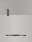 Lampa wisząca Bari D60 w brązowym kolorze z pojedynczym źródłem światła LED 60W. Produkt zawieszony na dwóch cienkich linkach, z cylindrycznym mocowaniem sufitowym. Prosta, minimalistyczna forma na jednolitym tle.