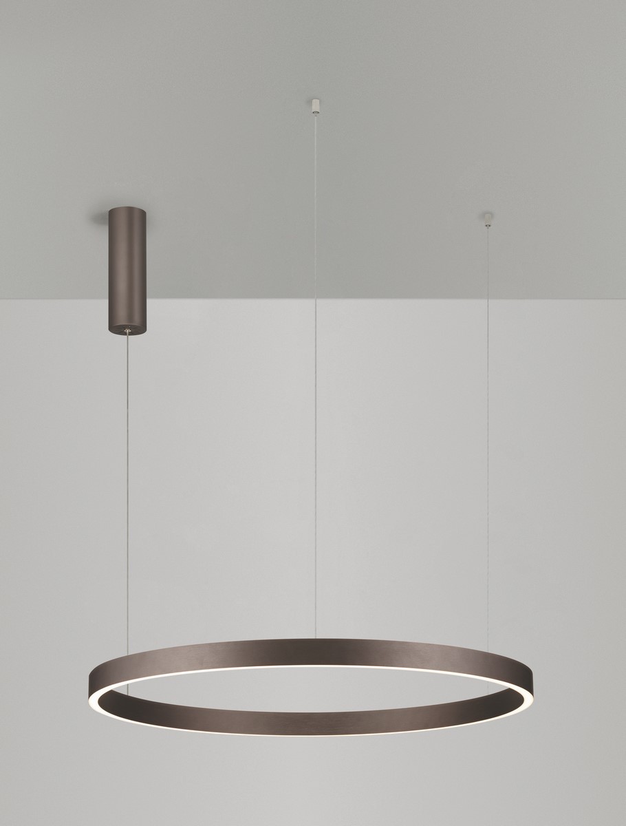 Brązowa lampa wisząca Bari D80 z pojedynczym źródłem światła LED 77W. Okrągła, metalowa konstrukcja zawieszona na cienkich linkach, z subtelnym podświetleniem krawędzi. Widok z boku, na gładkim tle.