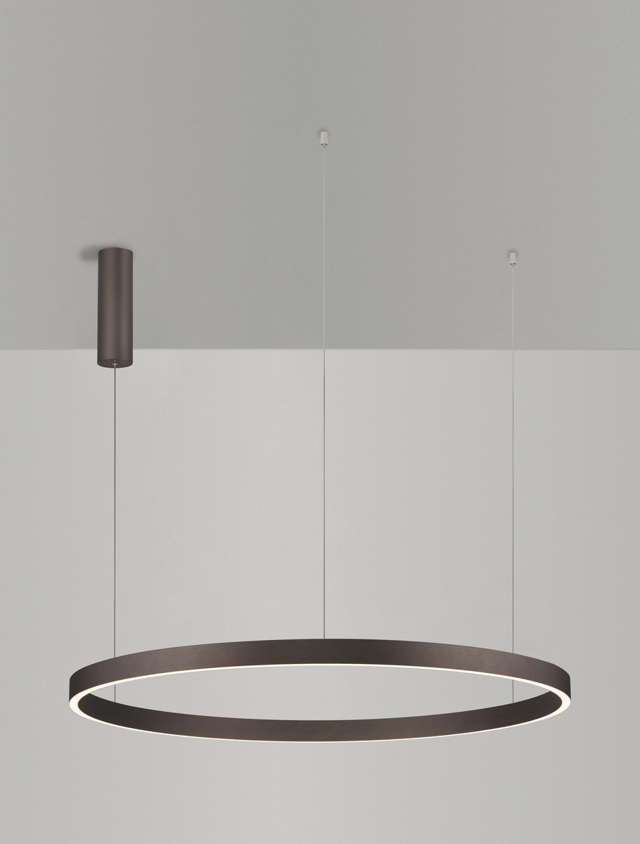 Lampa wisząca Bari D98 w kolorze brązowym, o okrągłym kształcie, z wbudowanym źródłem światła LED 106W. Zawieszona na cienkich linkach, z cylindrycznym mocowaniem sufitowym, idealna do nowoczesnych wnętrz.
