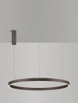 Lampa wisząca Bari D98 w kolorze brązowym, o okrągłym kształcie, z wbudowanym źródłem światła LED 106W. Zawieszona na cienkich linkach, z cylindrycznym mocowaniem sufitowym, idealna do nowoczesnych wnętrz.