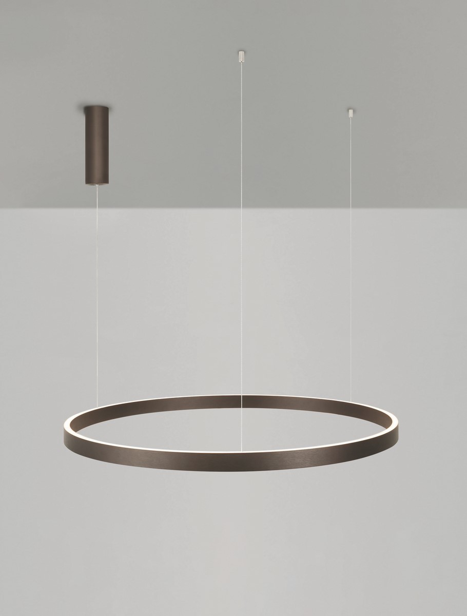 Lampa wisząca Bari D98 w kolorze brązowym, z jednym źródłem LED 106W. Okrągły kształt z subtelnym podświetleniem. Zawieszona na cienkich linkach, montowana do sufitu. Tło szare, minimalistyczne.