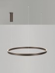Lampa wisząca Bari D98 w kolorze brązowym, z jednym źródłem LED 106W. Okrągły kształt z subtelnym podświetleniem. Zawieszona na cienkich linkach, montowana do sufitu. Tło szare, minimalistyczne.