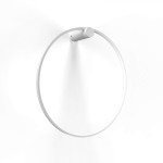 Kinkiet LED Mirror D60 w kolorze białym, o okrągłym kształcie. Zamontowany na ścianie, z widocznym źródłem światła w górnej części. Wykonany z materiałów odpornych na wilgoć (IP44), idealny do łazienek.