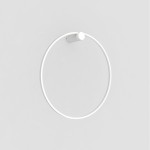 Kinkiet LED Mirror D60 o okrągłym kształcie, kolor biały. Zainstalowany na ścianie, z widocznym uchwytem. Produkt o mocy 35W, z klasą ochrony IP44, oferujący regulację temperatury barwowej (CCT). Tło jasne, jednolite.