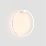 Kinkiet LED Mirror D60 o okrągłym kształcie, w kolorze białym. Posiada moc 35W i stopień ochrony IP44. Widoczny element świetlny umieszczony w górnej części oprawy, emitujący delikatne światło, na jednolitym tle.