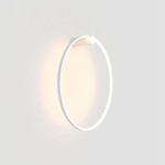 Kinkiet LED Mirror D60 w kształcie okręgu, biały, zamontowany na ścianie. Posiada źródło światła o mocy 35W i klasie ochrony IP44. Minimalistyczny design z delikatnym podświetleniem.