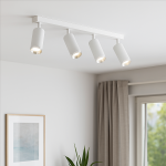 Lampa sufitowa Mica w kolorze białym i chromowanym, z czterema ruchomymi spotami na żarówki GU10. Ujęcie z góry, zamontowana pod sufitem, w nowoczesnym wnętrzu z jasnymi ścianami i zasłonami.