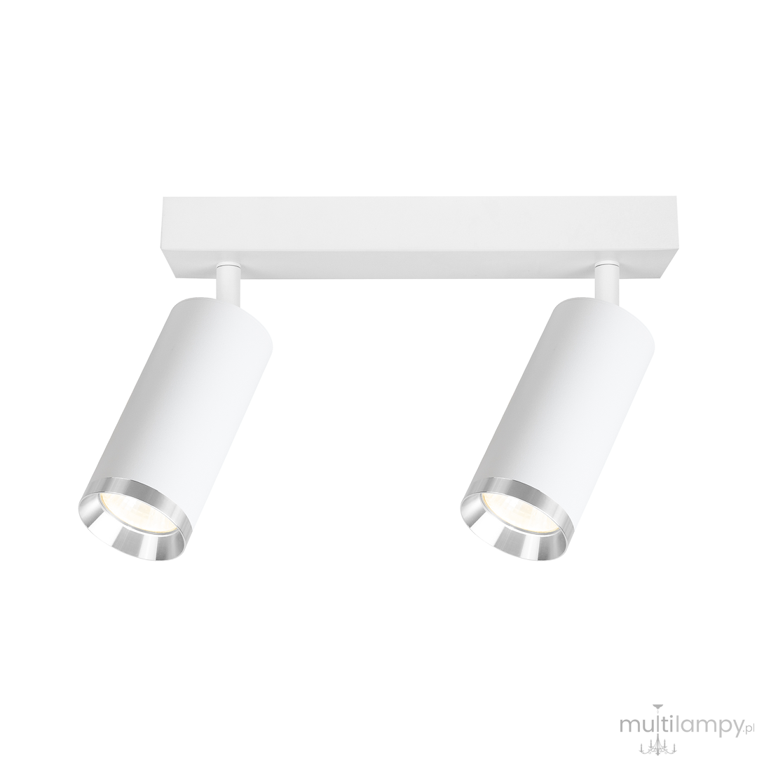 Biała lampa sufitowa Mica z dwoma reflektorami GU10, zamontowana na prostokątnej podstawie. Reflektory mają chromowane wykończenie i cylindryczny kształt. Lampa prezentuje nowoczesny design, idealna do oświetlenia wnętrz.