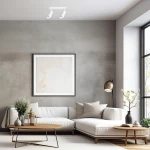 Mica lampa sufitowa (spot) z dwoma reflektorami GU10 w białym i chromowanym wykończeniu, montowana na suficie. Produkt umieszczony w nowoczesnym wnętrzu z jasną sofą i drewnianym stolikiem kawowym.