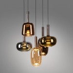 Lampa wisząca Irides z pięcioma źródłami LED, 45W, w kolorach multikolor. Szklane klosze o różnych kształtach, zawieszone na cienkich linkach, z metalowymi elementami, w eleganckim układzie, na jasnym tle.