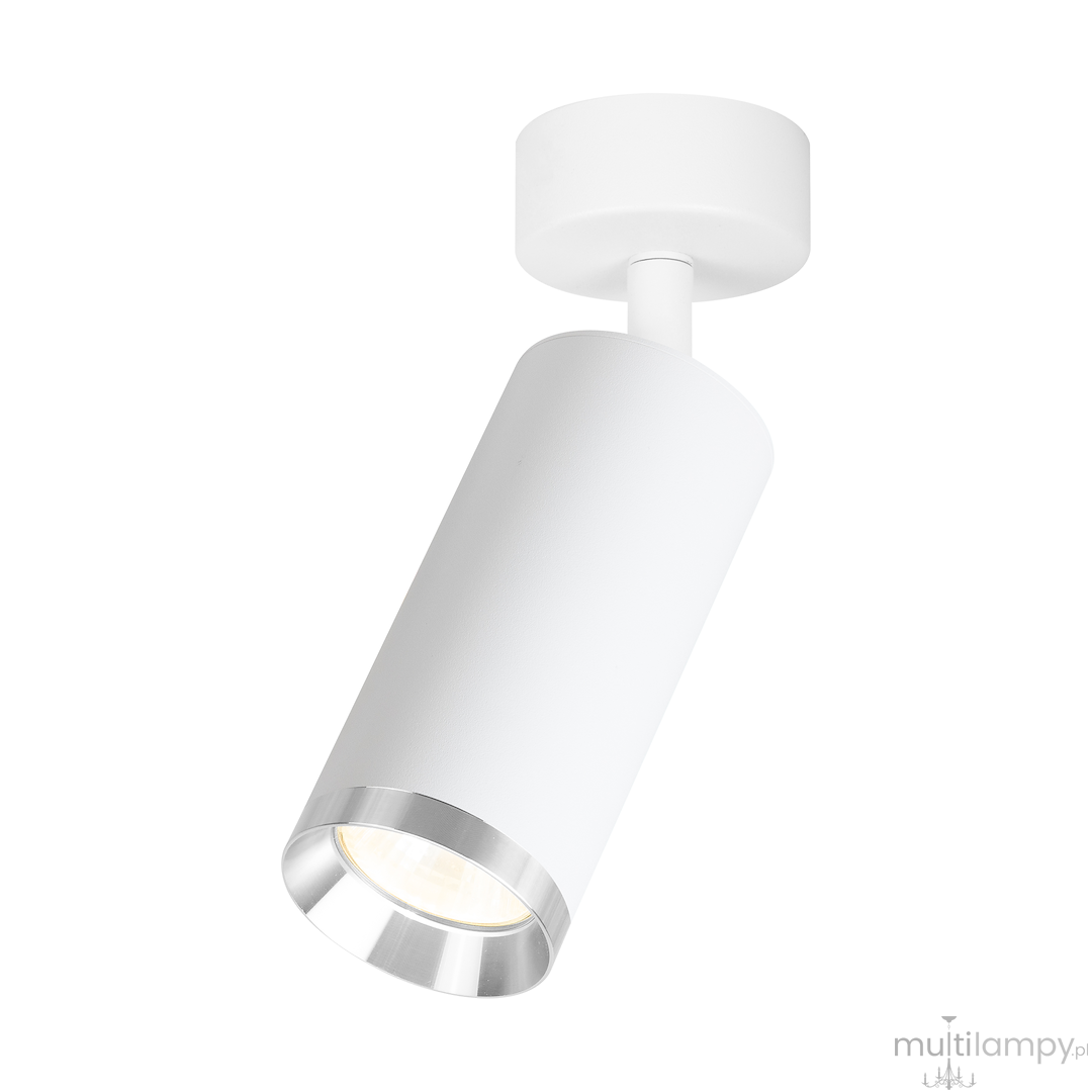 Lampa sufitowa Mica w kolorze białym z chromowanym detalem, w formie cylindrycznej, z jedną oprawą GU10. Ujęcie z boku, ukazujące montaż na suficie oraz źródło światła w dolnej części.