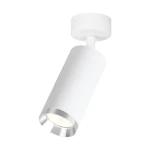 Lampa sufitowa Mica w kolorze białym z chromowanym detalem, w formie cylindrycznej, z jedną oprawą GU10. Ujęcie z boku, ukazujące montaż na suficie oraz źródło światła w dolnej części.