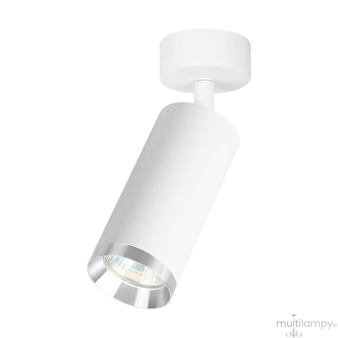 Lampa sufitowa Mica w kolorze białym z chromowanym detalem, w kształcie cylindrycznym, z oprawką na żarówkę GU10. Ujęcie z dołu, pokazujące lampę zamontowaną na suficie, skierowaną w dół.