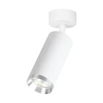Lampa sufitowa Mica w kolorze białym z chromowanym detalem, w kształcie cylindrycznym, z oprawką na żarówkę GU10. Ujęcie z dołu, pokazujące lampę zamontowaną na suficie, skierowaną w dół.