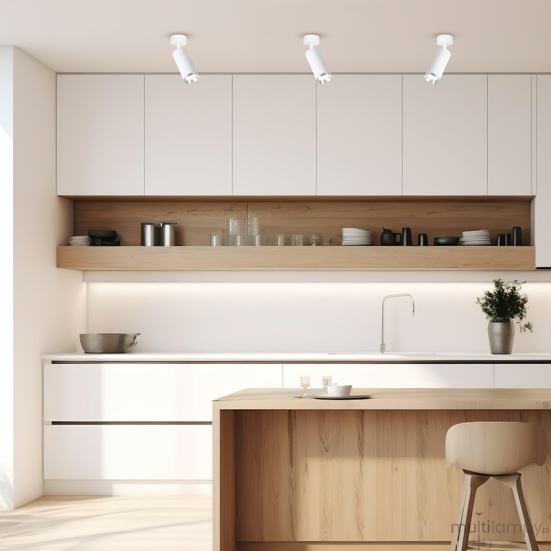 Lampa sufitowa Mica w kolorze białym i chromowanym, z jednym miejscem na żarówkę GU10. Ujęcie z boku, zainstalowana w nowoczesnej kuchni z białymi meblami i drewnianym blatem. W tle widoczne półki z naczyniami.
