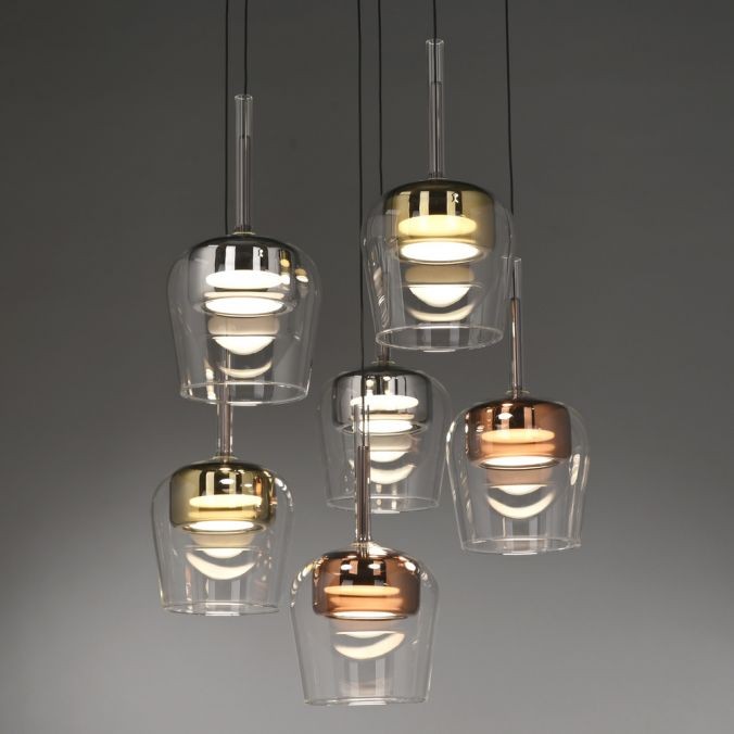 Lampa wisząca Q-kon z pilotem, 6xLED 36W CCT, w kształcie szklanych kloszy w różnych kolorach (przezroczysty, złoty, miedziany). Zawieszona na cienkich linkach, w nowoczesnym designie, idealna do aranżacji wnętrz.