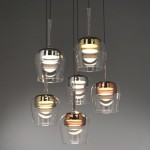Lampa wisząca Q-kon z pilotem, 6xLED 36W CCT, w kształcie szklanych kloszy w różnych kolorach (przezroczysty, złoty, miedziany). Zawieszona na cienkich linkach, w nowoczesnym designie, idealna do aranżacji wnętrz.