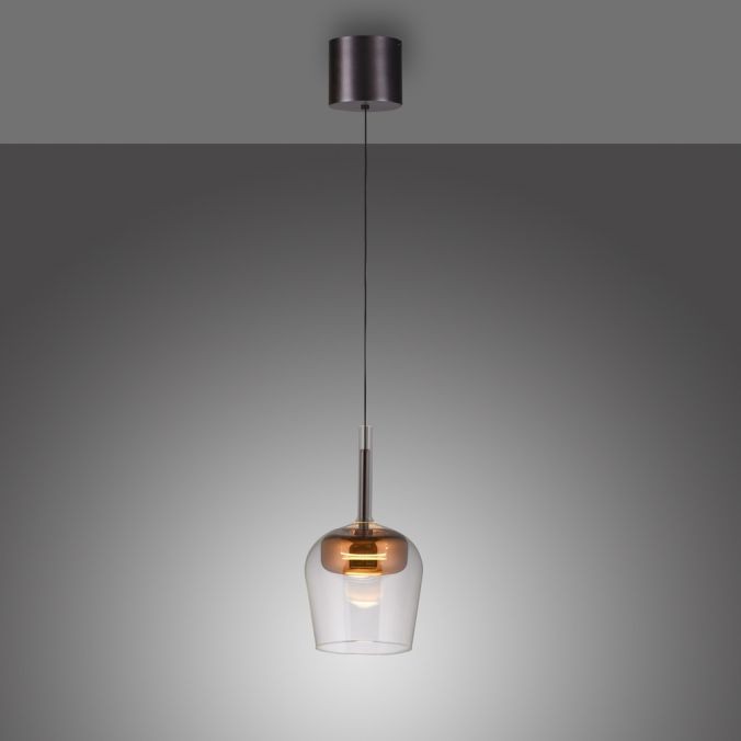 Lampa wisząca Q-kon z pilotem LED 9W CCT w kolorze miedzi. Szklany klosz w kształcie dzwonu z metalowym elementem w kolorze miedzi, zawieszona na cienkim kablu z sufitem w kolorze ciemnoszarym.