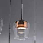 Lampa wisząca Q-kon z pilotem LED 9W CCT, w kolorze miedzi. Szklany klosz o zaokrąglonym kształcie z metalicznym wykończeniem. Zawieszona na cienkich przewodach, z widocznym źródłem światła wewnątrz. Idealna do nowoczesnych wnętrz.