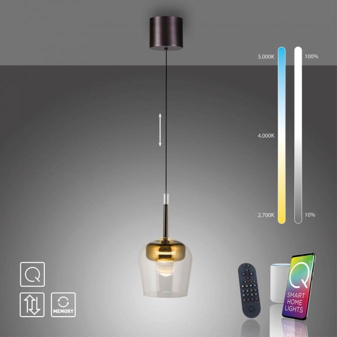 Lampa wisząca Q-kon z pilotem LED 9W CCT w kolorze złotym, z przezroczystym kloszem. Zawieszona na cienkim przewodzie, z regulacją wysokości. Obok pilot i telefon z aplikacją do sterowania. Tło szare, minimalistyczne.