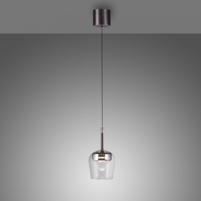 Lampa wisząca Q-kon LED 9W CCT w kolorze srebrnym z przezroczystym kloszem, zawieszona na cienkim kablu. U góry metalowy element montażowy. Produkt z pilotem do regulacji.