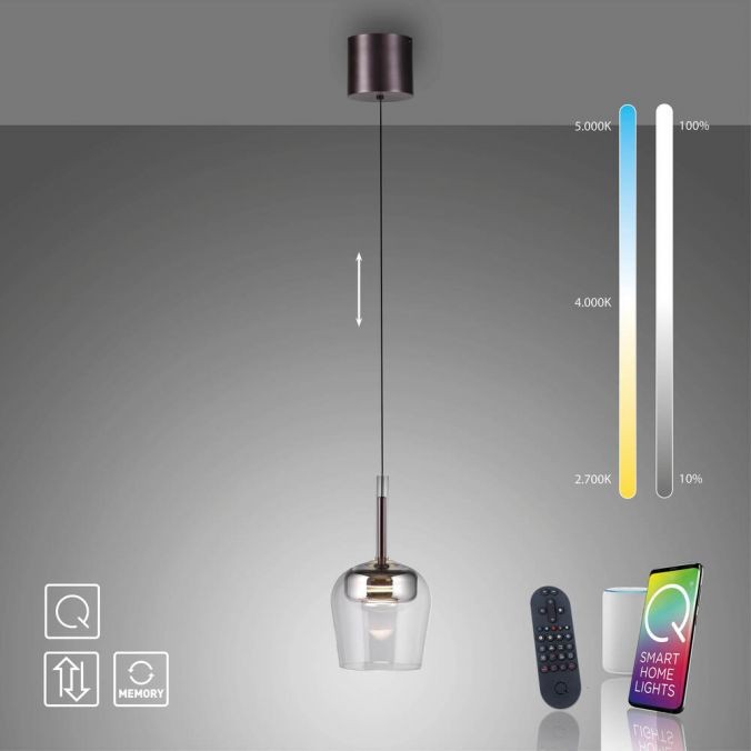 Lampa wisząca Q-kon LED 9W CCT w kolorze srebrnym z przezroczystym kloszem, zawieszona na cienkim kabelku. Obok znajduje się pilot zdalnego sterowania. Możliwość regulacji temperatury barwowej od 2700K do 5000K. Tło szare, minimalistyczne.