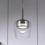 Lampa wisząca Q-kon w kolorze srebrnym, wykonana z przezroczystego szkła, z okrągłym źródłem światła LED 9W CCT. Zawieszona na cienkim przewodzie, z widocznym pilotem do sterowania. Kąt ujęcia frontalny.