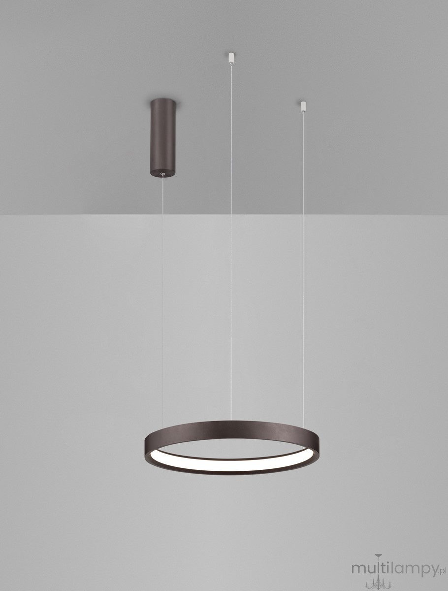 Lampa wisząca Zacapu D40 z brązowym metalowym korpusem, okrągła, z wbudowanym źródłem światła LED 22W. Zawieszona na cienkich linkach, z zamocowaniem sufitowym, prezentuje nowoczesny design, idealna do różnych wnętrz.