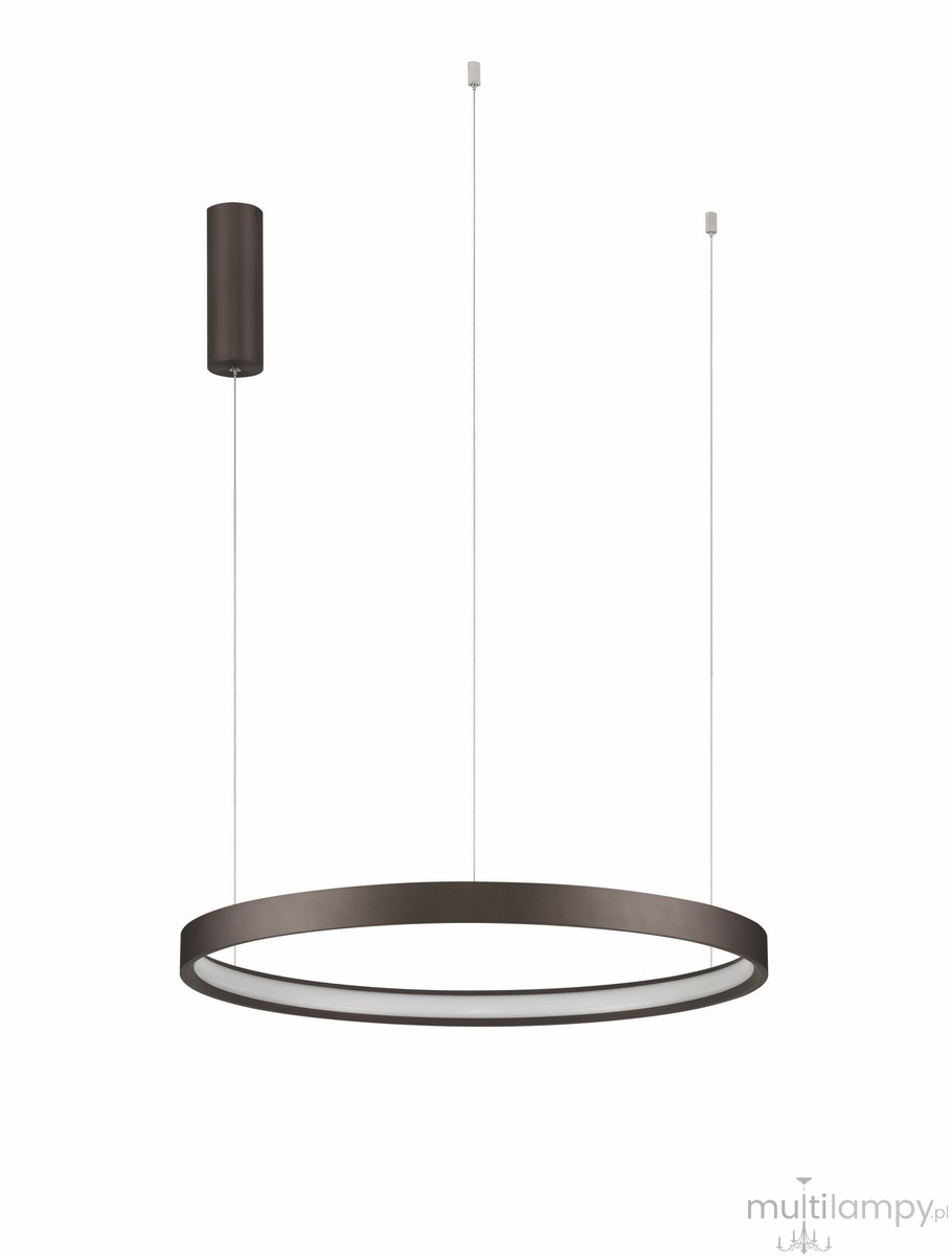 Lampa wisząca Zacapu D60 w kolorze brązowym, z okrągłym abażurem LED o średnicy 60 cm, zawieszona na cienkich linkach. W górnej części znajduje się cylindryczny uchwyt montażowy. Idealna do nowoczesnych wnętrz.