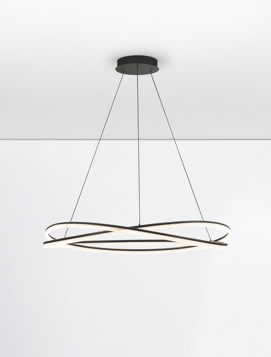 Lampa wisząca Ilave D95 w kolorze czarnym z pilotem, jedną diodą LED 68W. Okrągła konstrukcja z dwoma przeplatającymi się pierścieniami, zawieszona na cienkich linkach. Prosty, nowoczesny design na białym tle.