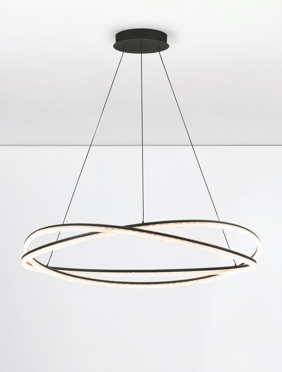 Lampa wisząca Ilave D95 w kolorze czarnym z pilotem, z jedną diodą LED o mocy 68W. Ma nowoczesny, okrągły kształt z dwoma splatającymi się pierścieniami, zawieszona na czarnych linkach. Tło proste, białe.