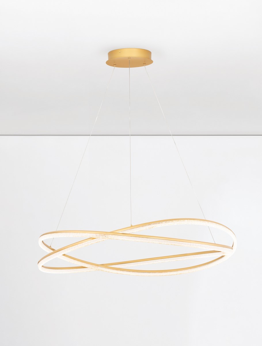 Lampa wisząca Ilave D95 w kolorze złotym z pilotem, z jednym źródłem LED o mocy 68W. Posiada dwa okręgi w formie splątanych linii, zawieszona na przezroczystych linkach, w minimalistycznym, nowoczesnym stylu.