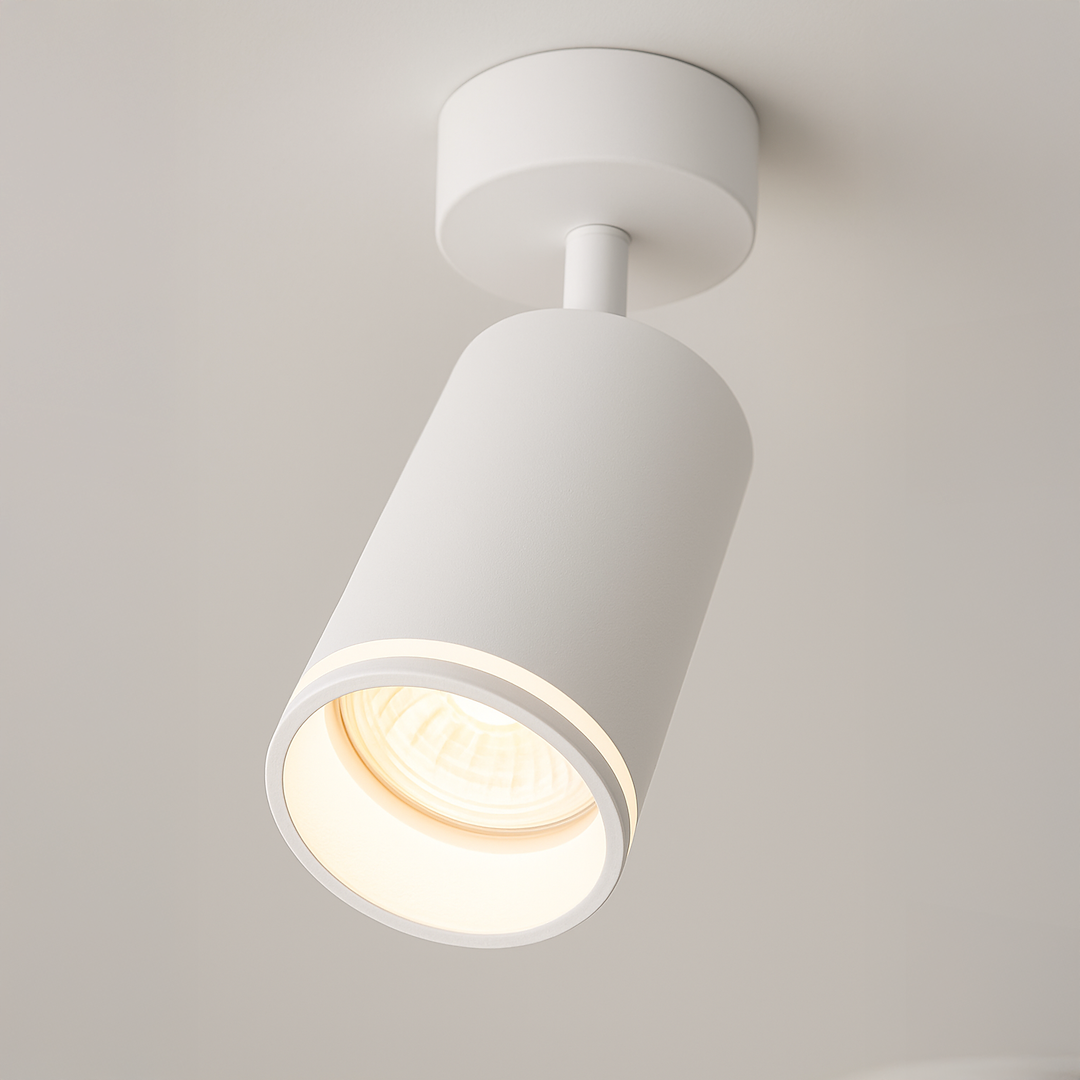 Biała lampa sufitowa Pipe Ring z pojedynczym spotem na żarówkę GU10. Cylindryczny kształt z subtelnym wykończeniem, montowana na suficie, z widocznym źródłem światła w dolnej części. Prosta forma, idealna do nowoczesnych wnętrz.