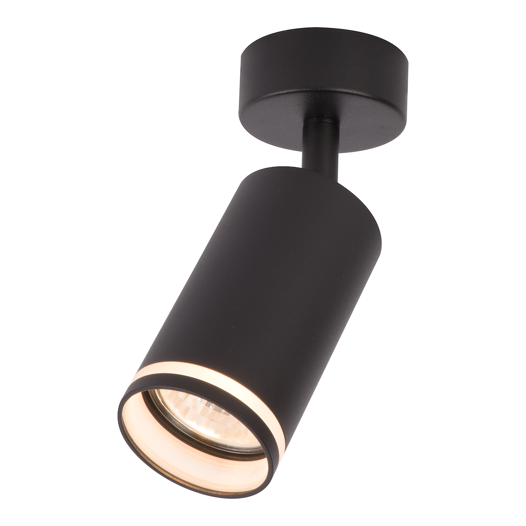 Czarna lampa sufitowa Pipe Ring z pojedynczym spotem, z oprawą w kształcie walca. Zamontowana na okrągłej podstawie, z widoczną żarówką GU10. Kąt ujęcia z boku, ukazujący detal oświetlenia i matową powierzchnię.
