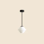 Lampa wisząca Filo w stylu retro, z czarnym metalowym stelażem i białym, warstwowym kloszem o średnicy 14 cm i wysokości 41 cm. Wisi na cienkiej lince, prezentując elegancki, minimalistyczny design na jednolitym tle.