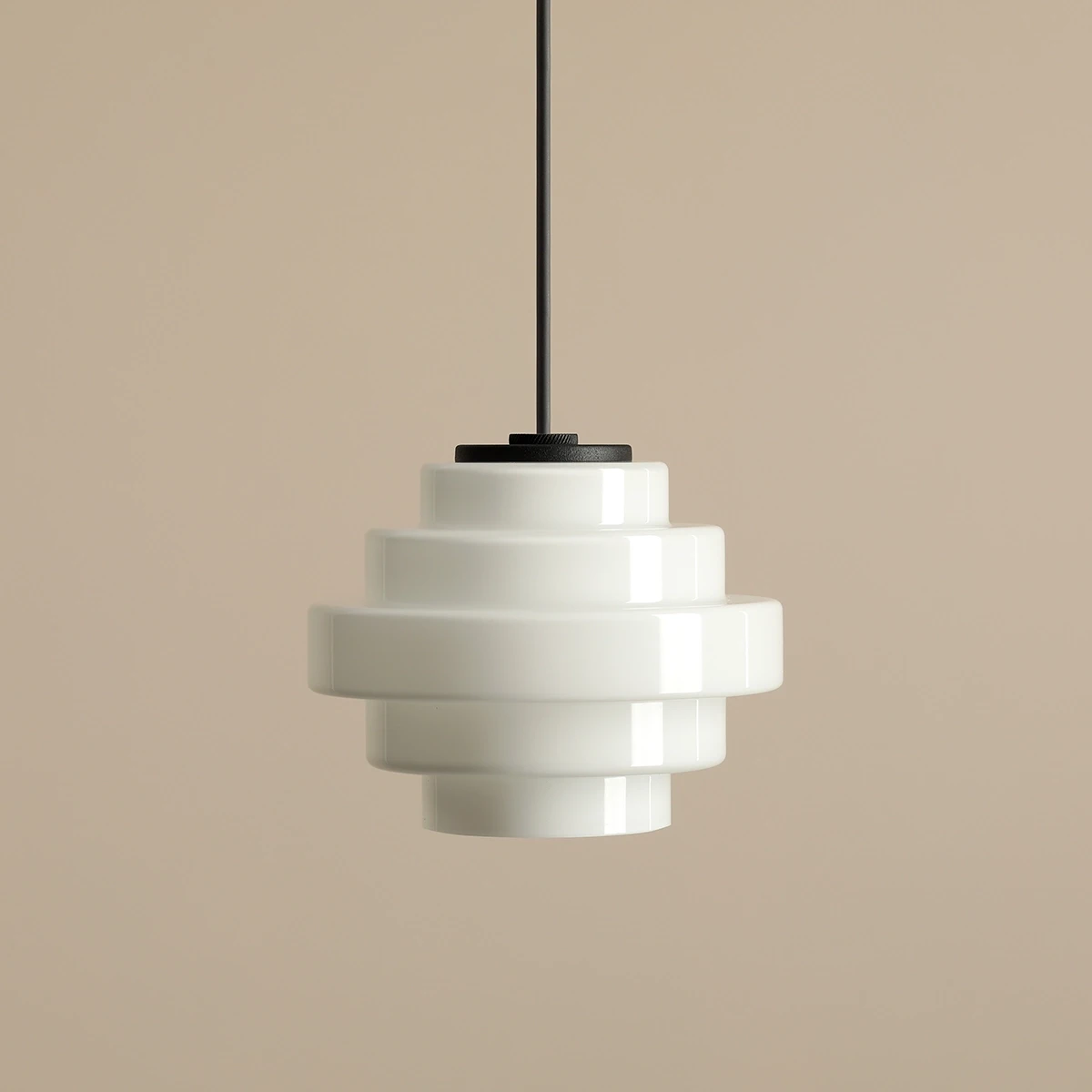 Lampa wisząca Filo w stylu retro, z białym, teksturowanym kloszem w kształcie stożka, z czarnym zawieszeniem. Wielkość: średnica 14 cm, wysokość 101 cm. Idealna do aranżacji wnętrz w stylu vintage.