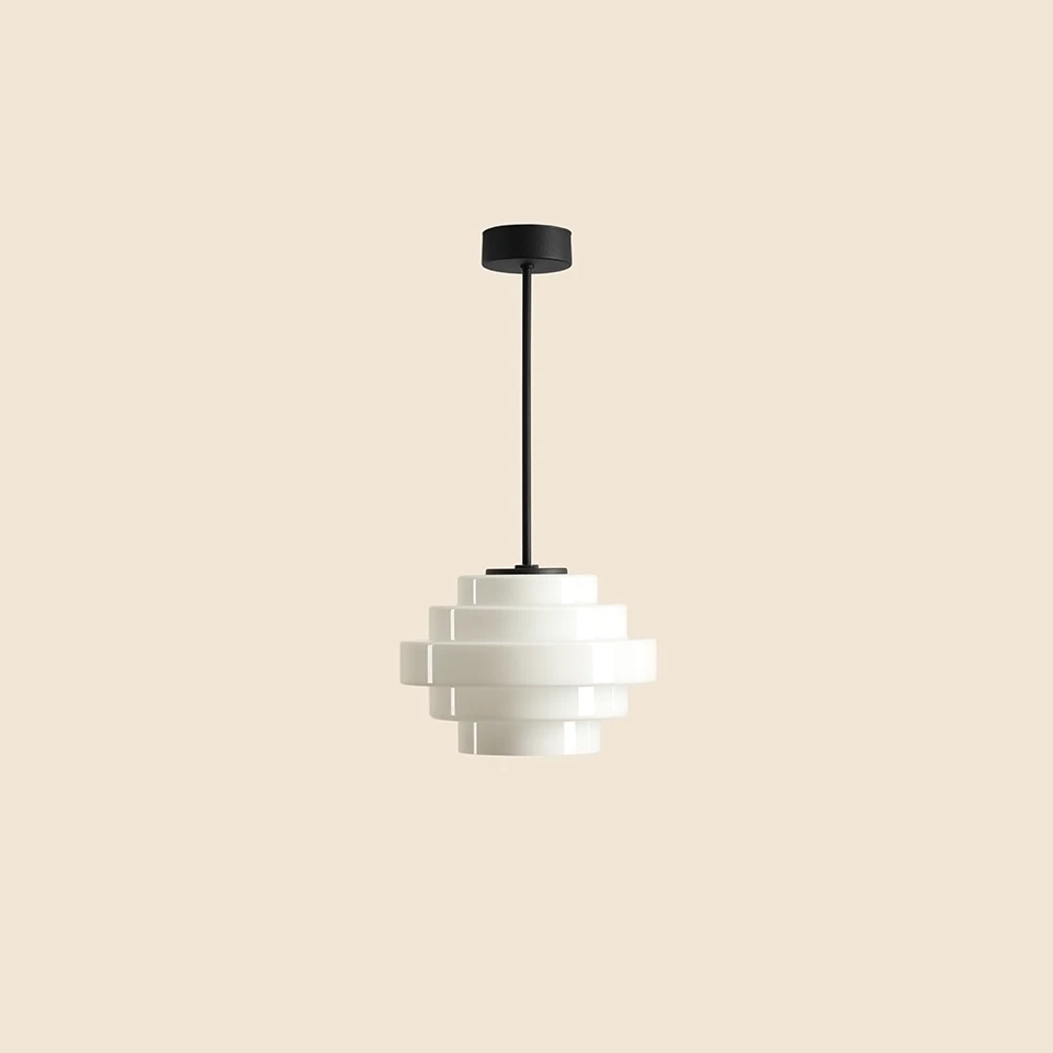 Lampa wisząca Filo w stylu retro, z czarnym metalowym mocowaniem i białym, teksturowanym kloszem w kształcie stożka, o średnicy 22 cm i wysokości 45 cm. Zawieszona na cienkim przewodzie, idealna do nowoczesnych wnętrz.