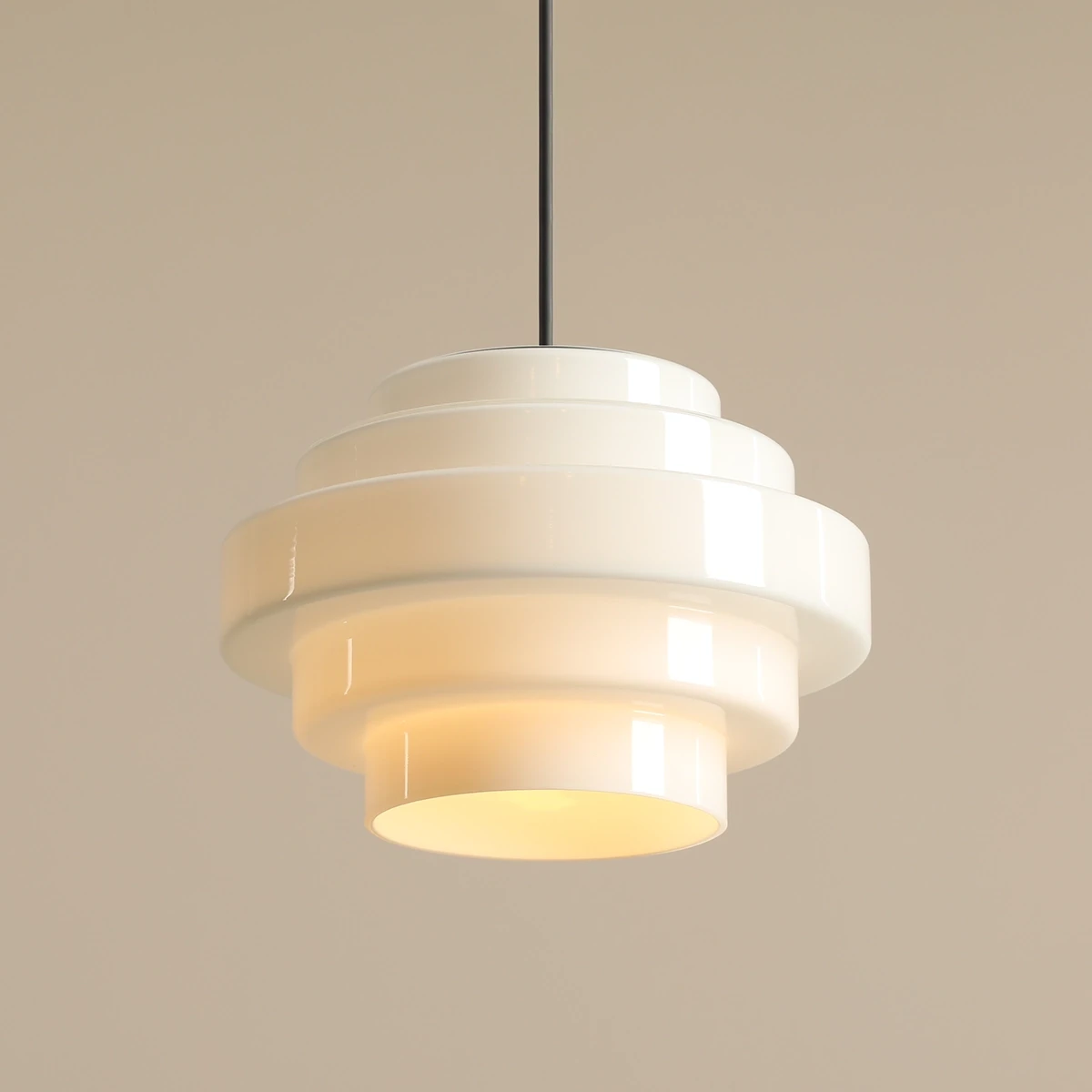 Lampa wisząca Filo w stylu retro, czarna, z 1 gniazdem E27. Okrągła, warstwowa konstrukcja z gładkiego materiału, zawieszona na cienkim przewodzie. Wymiary: D22 cm, H75 cm. Idealna do nowoczesnych wnętrz.