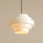 Lampa wisząca Filo w stylu retro, czarna, z 1 gniazdem E27. Okrągła, warstwowa konstrukcja z gładkiego materiału, zawieszona na cienkim przewodzie. Wymiary: D22 cm, H75 cm. Idealna do nowoczesnych wnętrz.