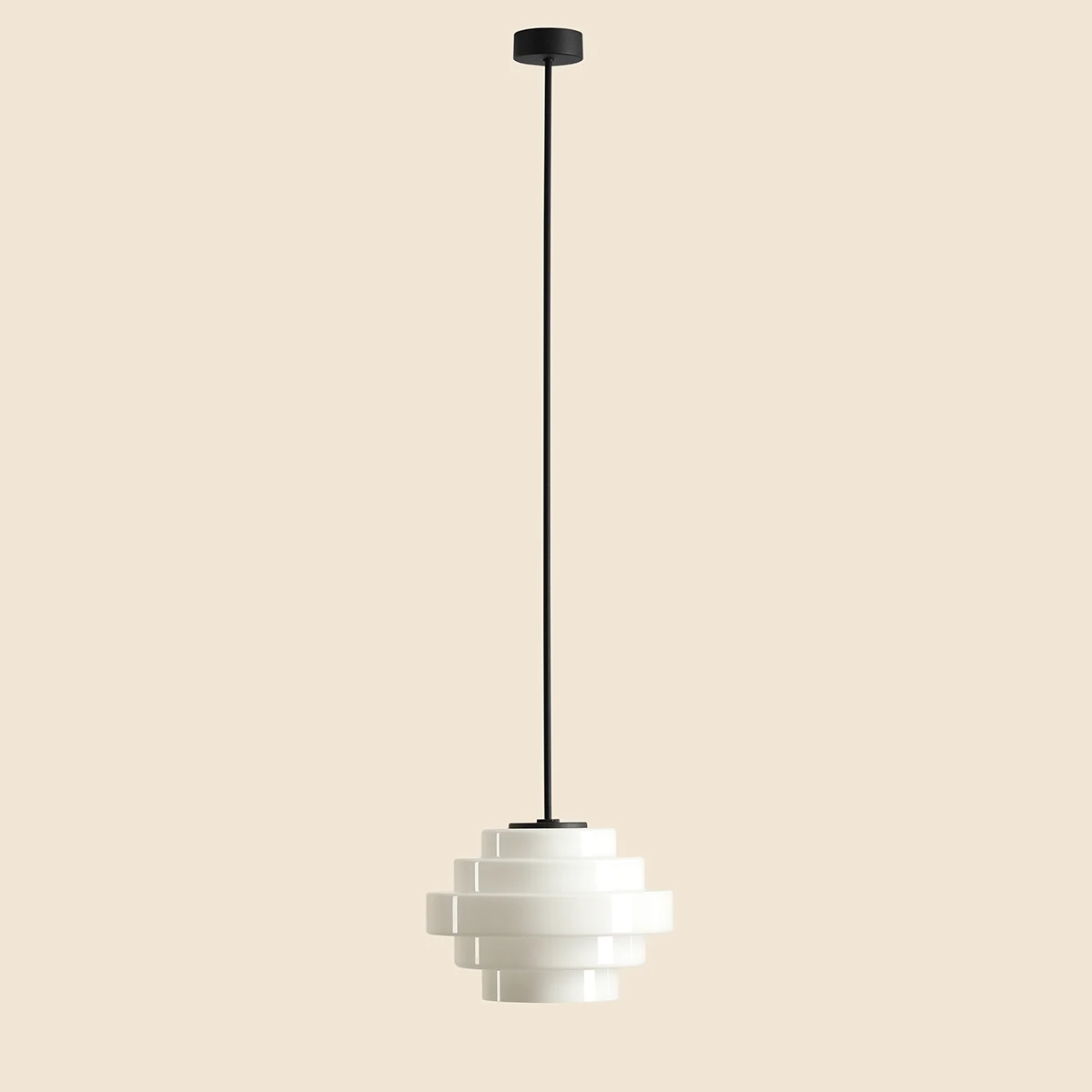 Lampa wisząca Filo retro z białą, warstwową kloszem w kształcie stożka, zawieszona na czarnym kablu. Wymiary: średnica 22 cm, wysokość 104 cm. Klosz z tworzywa sztucznego, minimalistyczny design, idealna do nowoczesnych wnętrz.
