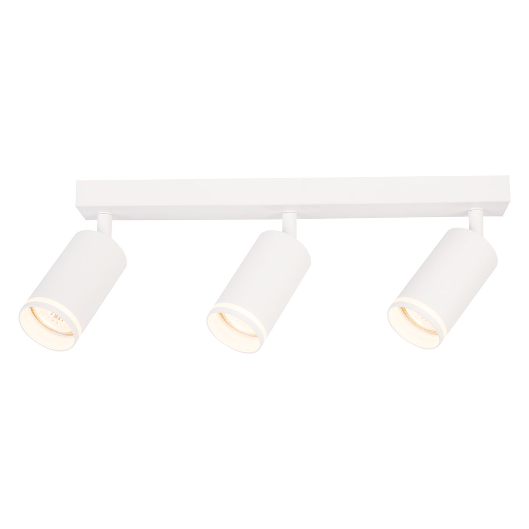Biała lampa sufitowa typu spot z trzema cylindrycznymi źródłami światła GU10. Ułożona poziomo na prostokątnej podstawie. Prosty, nowoczesny design, idealna do oświetlenia wnętrz. Tło białe.