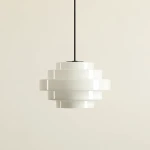 Lampa wisząca Filo w stylu retro, wykonana z białego szkła, o okrągłym kształcie z warstwową strukturą. Zawieszona na czarnym kablu, średnica 28 cm, wysokość 78 cm. Na neutralnym tle, podkreślająca nowoczesny design.