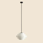 Lampa wisząca Filo w stylu retro, z czarnym metalowym zawieszeniem. Szklany klosz w kształcie warstw, kolor biały, średnica 28 cm, wysokość 108 cm. Idealna do nowoczesnych wnętrz.