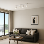 Biała lampa sufitowa typu spot z czterema oprawami GU10, zamontowana na prostokątnej podstawie. Lampa o minimalistycznym designie, umieszczona w jasnym wnętrzu z kanapą i stolikiem kawowym. W tle duże okno z zasłonami.