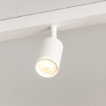 Biała lampa sufitowa typu spot z jednym źródłem światła GU10, zamocowana na prostym uchwycie. Cylindryczny kształt z zaokrąglonym końcem, umieszczona na jasnym tle. Idealna do oświetlenia wnętrz.