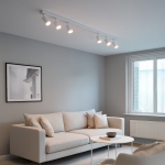 Lampa sufitowa Pipe Ring z sześcioma białymi spotami GU10, zamontowana na prostym, metalowym wsporniku. Widoczna w nowoczesnym wnętrzu obok jasnej kanapy i stołu kawowego. Światło kierowane na ścianę z czarno-białym obrazem.